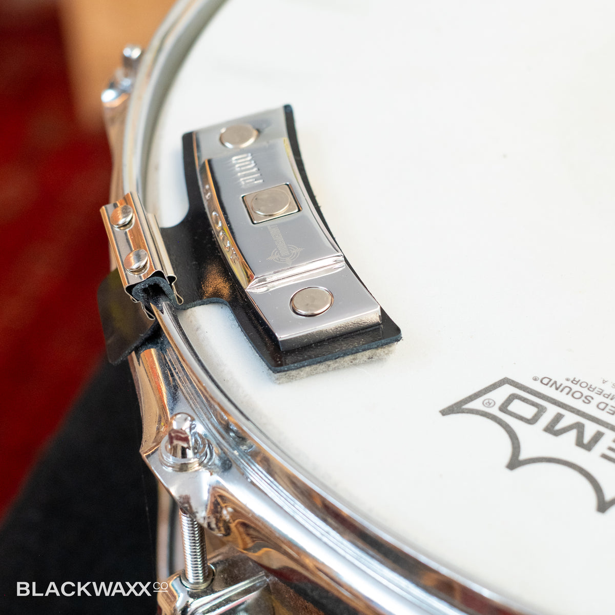Snareweight M100 100g chrome and leather drum dampener